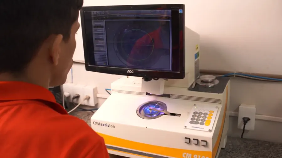 Equipamento de leitura de lentes com monitor no laboratório